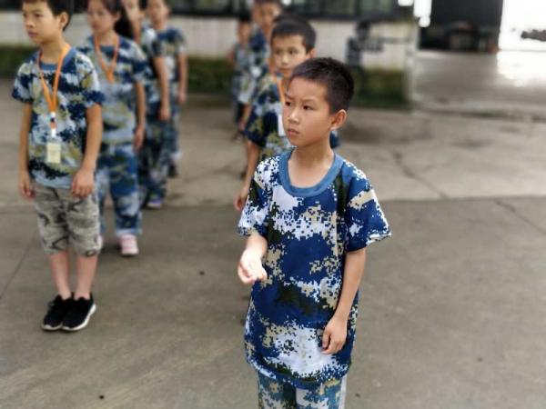 认真听教官教学