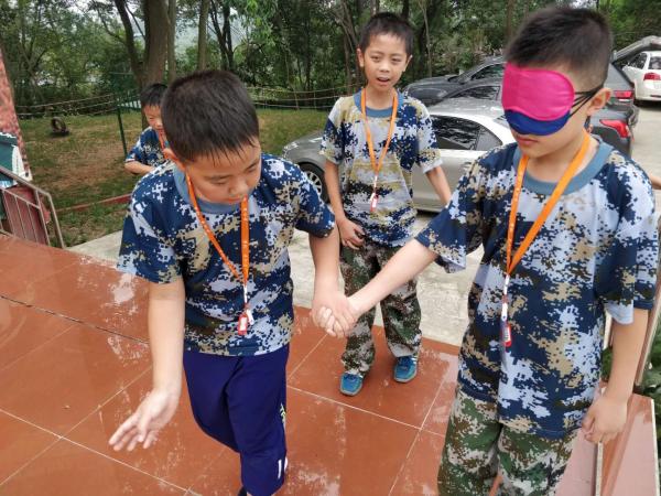 风雨同舟路，携手并进