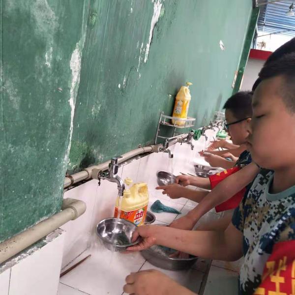 自己洗碗