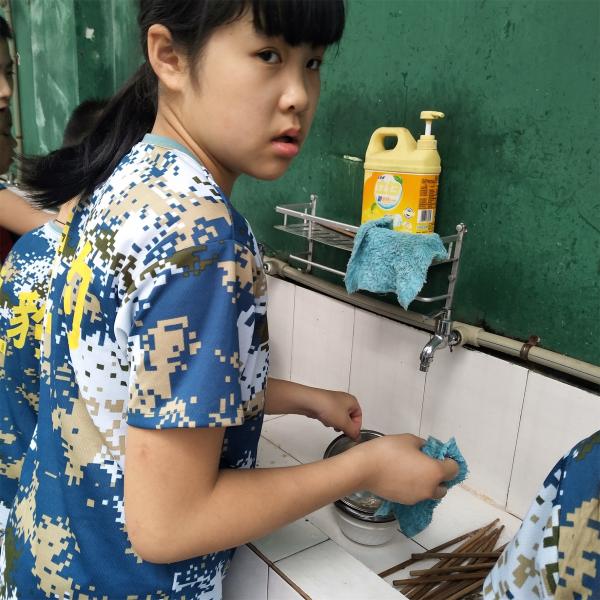 饭后动手洗碗