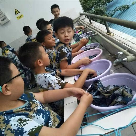 大家一起劳动，一起洗衣服啦