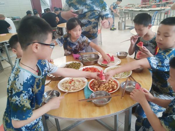 中午吃西瓜，午饭要吃饱