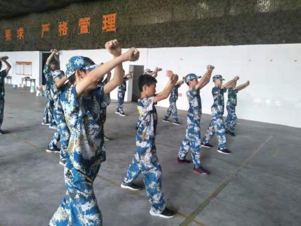 认真练习中