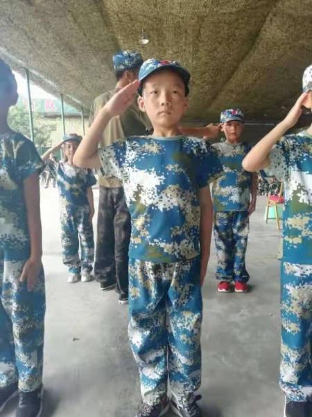 军礼练习中
