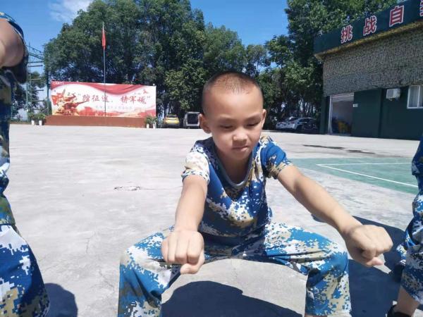 阳光下的少年